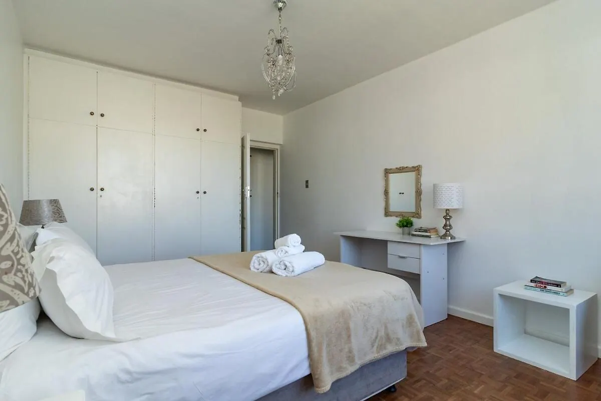 Apartment City Pad Next To Parliament Cape Town